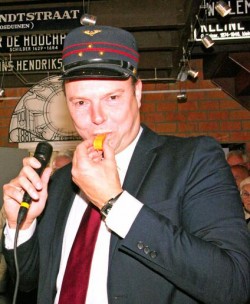 Stadsdeeldirecteur Harm Benthem opent de tentoonstelling.